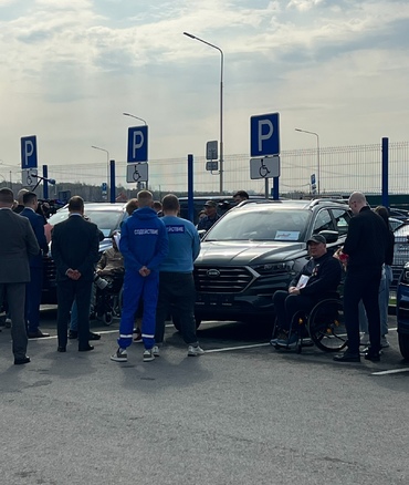 Торжественное вручение автомобиля ветеранам СВО